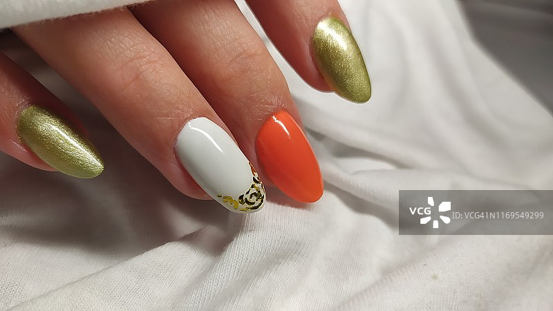 女士金色美甲特写图片素材