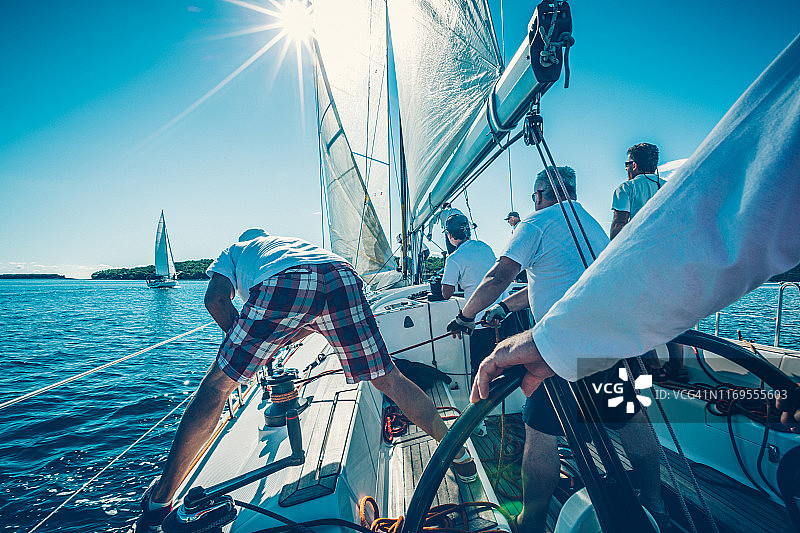帆船赛上的水手们图片素材
