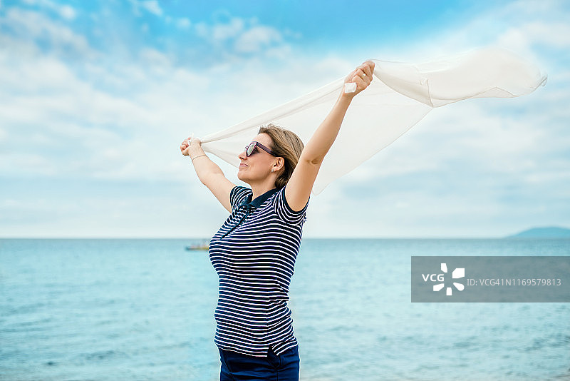 快乐的中年妇女享受微风图片素材