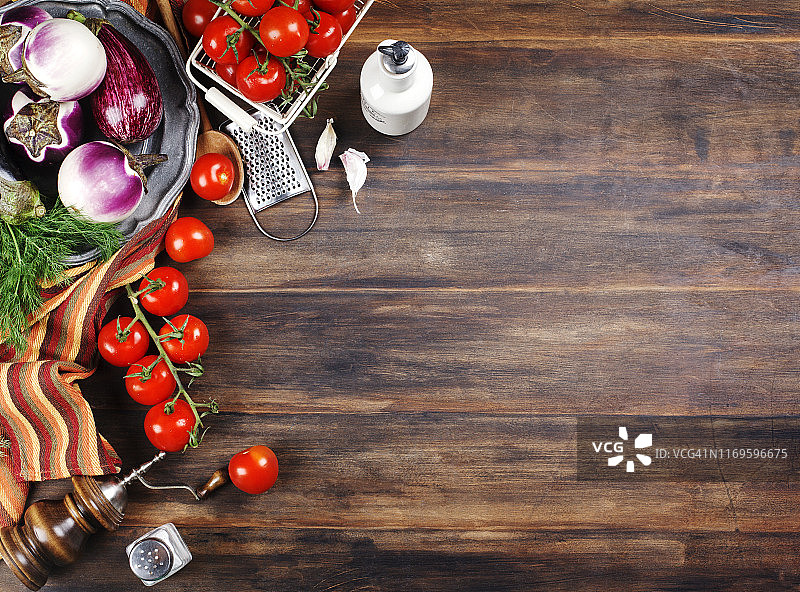 木桌上的新鲜蔬菜，顶视图，茄子和番茄图片素材
