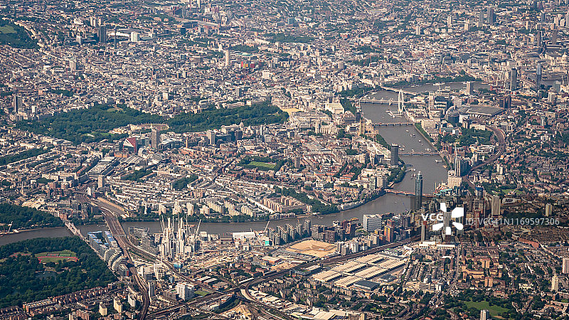 从伦敦希思罗机场起飞的飞机上俯瞰伦敦市图片素材