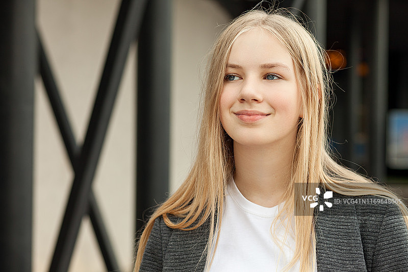 13岁金发少女的户外肖像特写图片素材