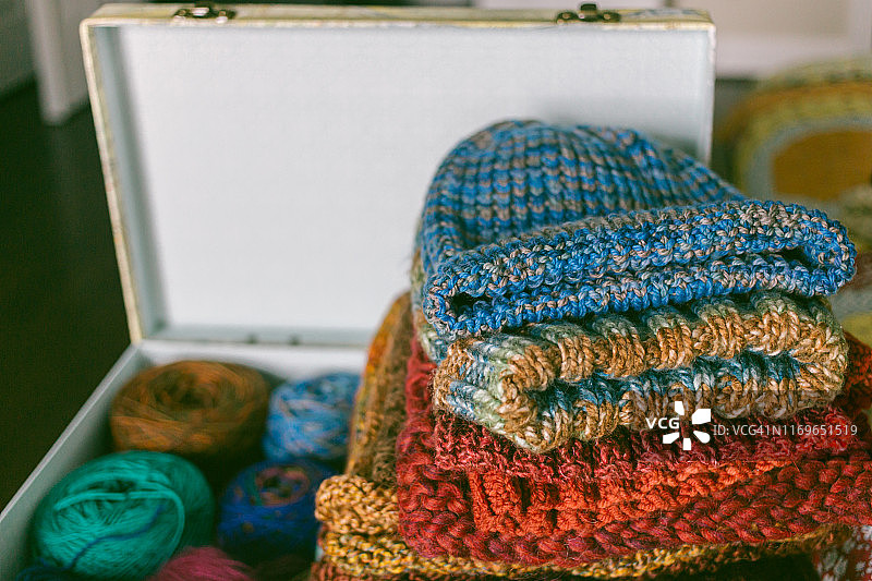 叠放的手工针织帽图片素材