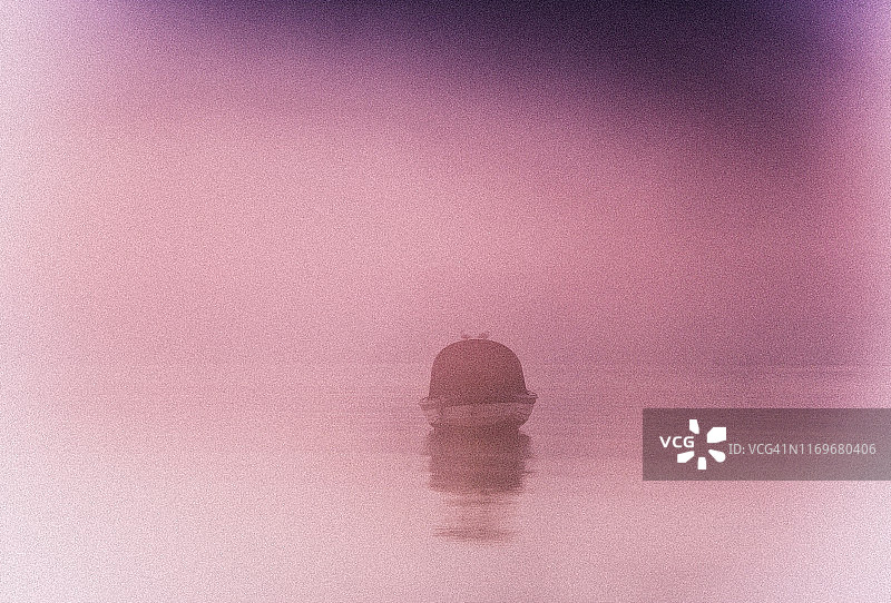 墨尔本南威勒比海湾日出薄雾中的单船倒影，澳大利亚维多利亚州图片素材