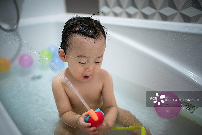 正在洗澡的婴儿图片素材