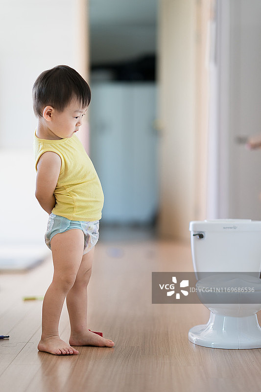 宝宝不喜欢上厕所图片素材