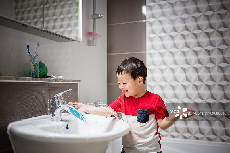 玩水的婴儿图片素材