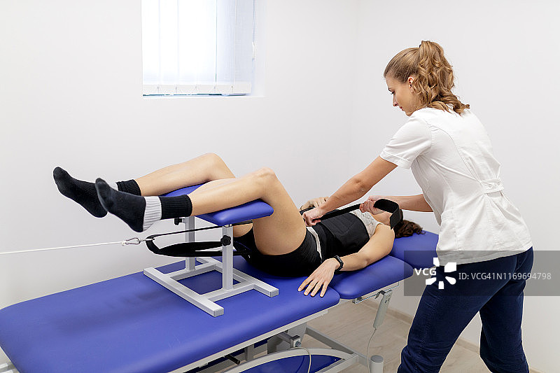 医疗助理收紧牵引装置的带子图片素材