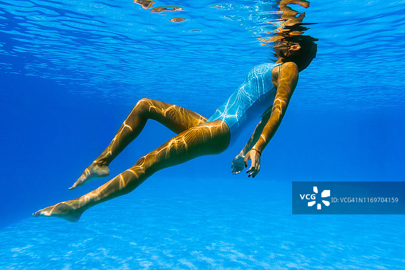 沉浸在蓝色中图片素材