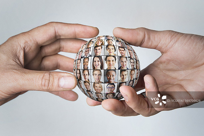 双手传递人像球体图片素材