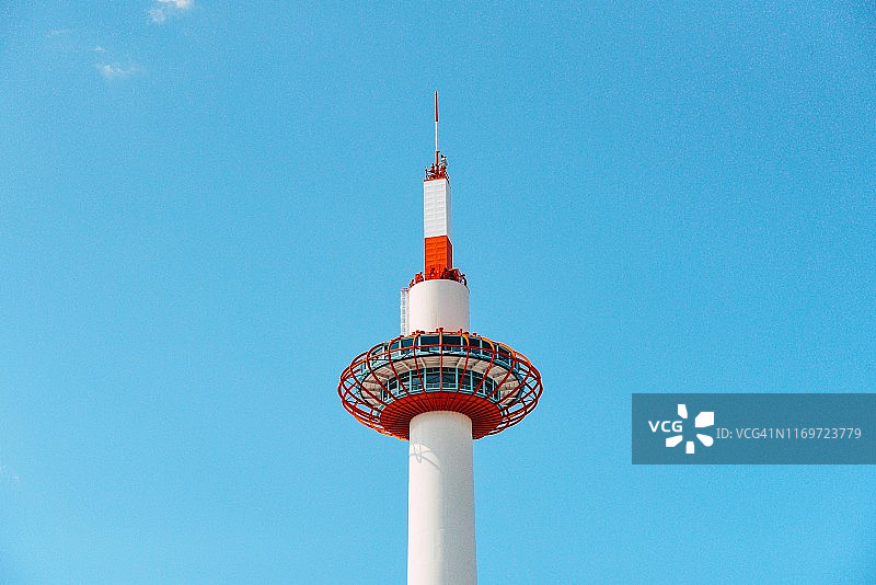 京都塔在晴朗蓝天下的低角度视图图片素材