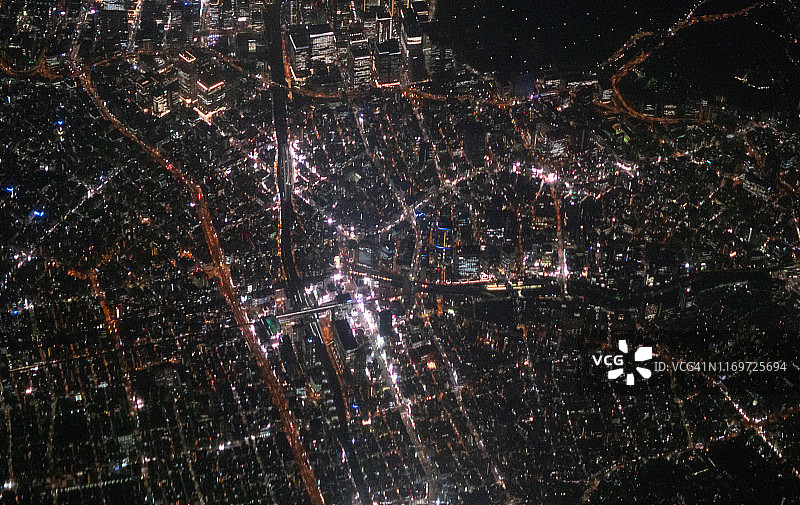 飞机上俯瞰东京城市夜景图片素材