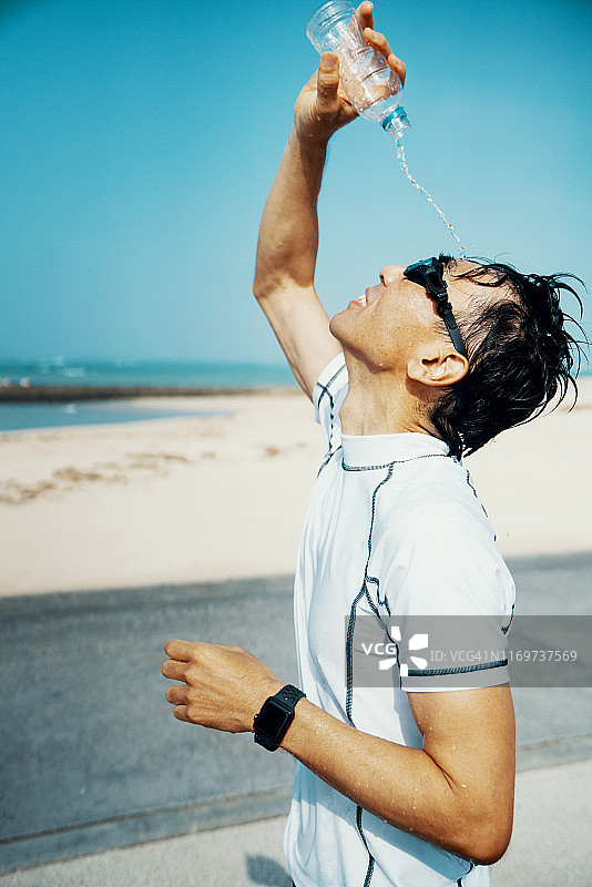 训练后把水倒在头上的盲人铁人三项运动员图片素材