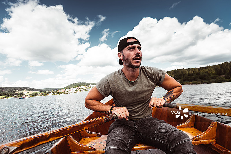 男人在湖中划船图片素材