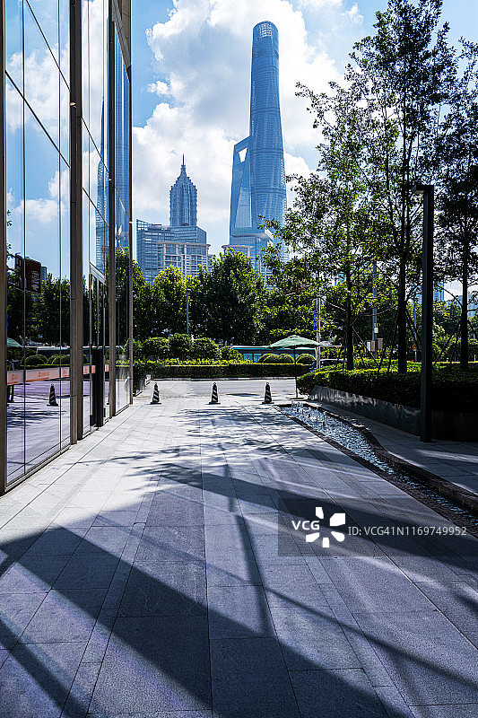 台风下的上海天际线图片素材