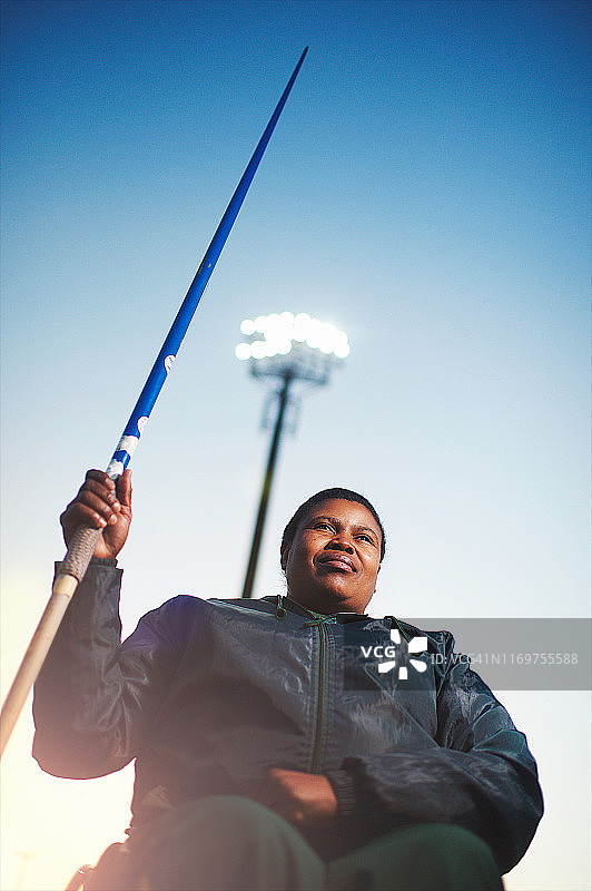 体育场内坐轮椅的女子标枪运动员低角度视角图片素材