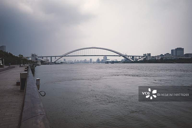 中国上海黄浦江上的卢浦大桥图片素材