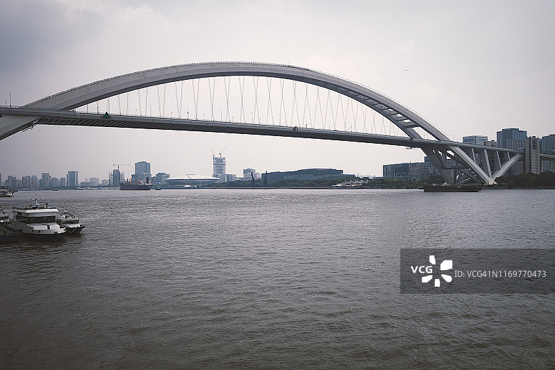 中国上海黄浦江上的卢浦大桥图片素材