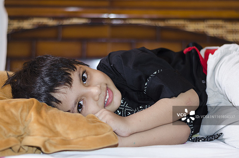可爱小孩在床上睡觉图片素材