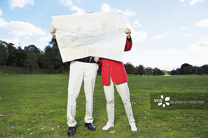 情侣在户外看地图图片素材