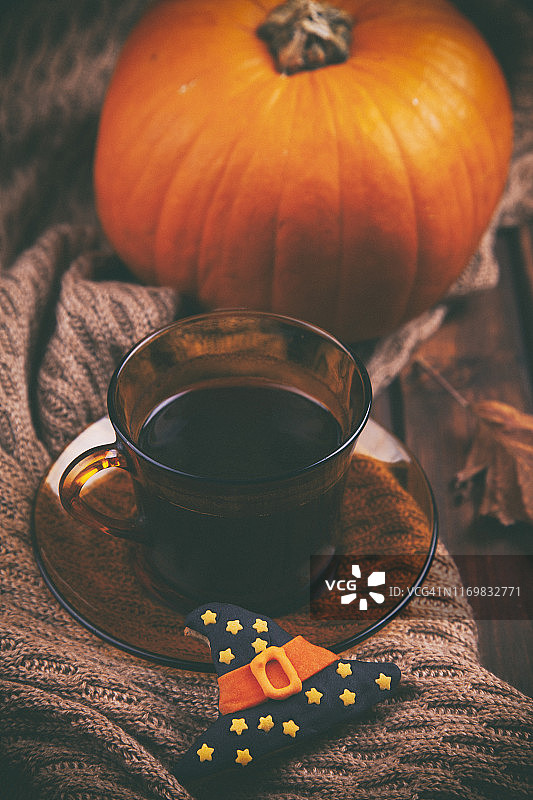 乡村木桌上的姜饼万圣节饼干与早晨咖啡图片素材