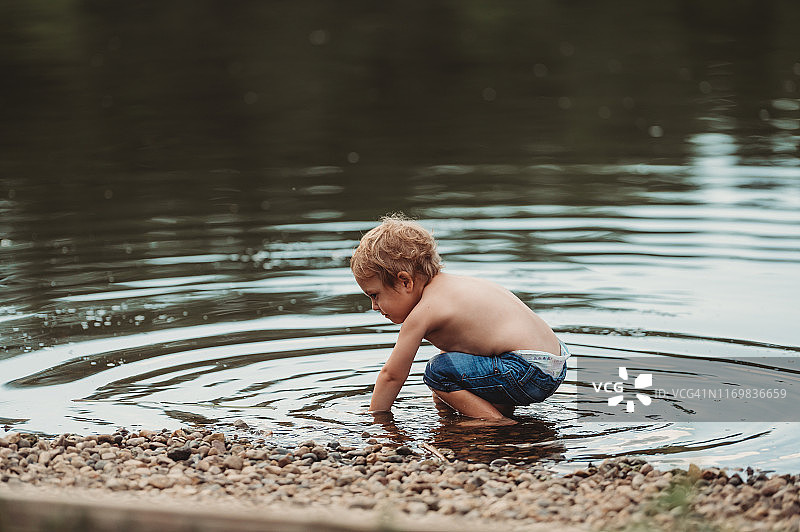 3岁异卵双胞胎在池塘里戏水图片素材