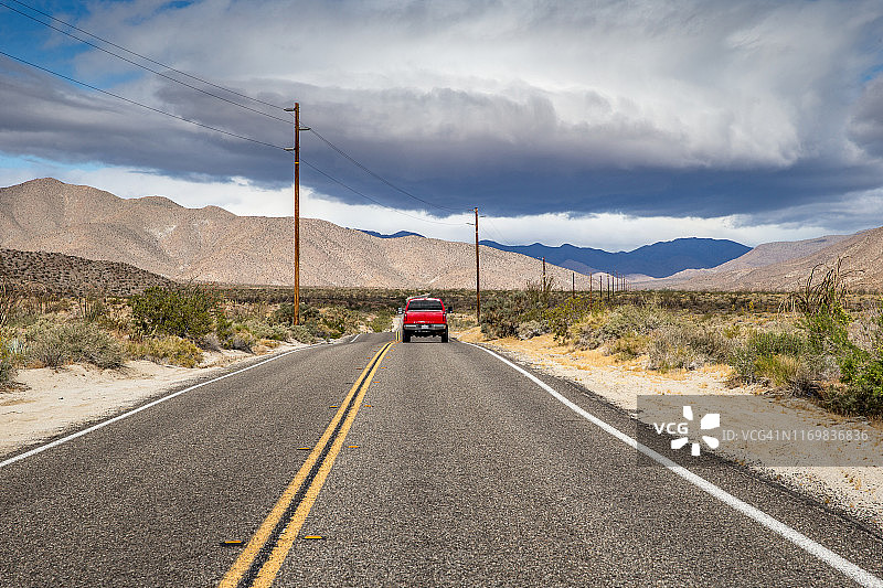驾车穿越亚基通道 - 加利福尼亚州图片素材