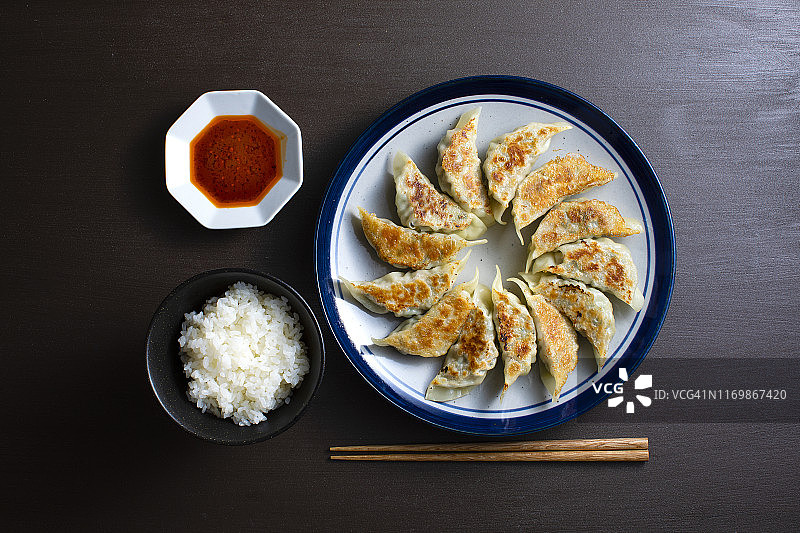 日式饺子、米饭、辣椒油和筷子（俯视）图片素材