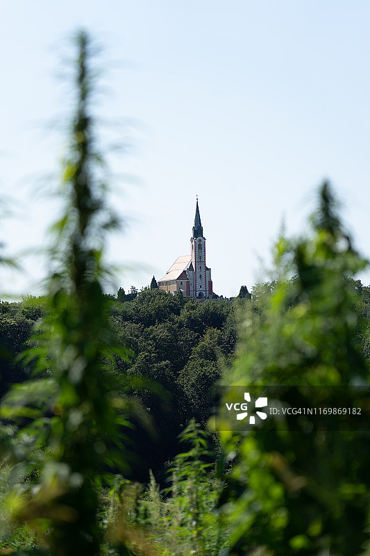 山丘上的教堂图片素材