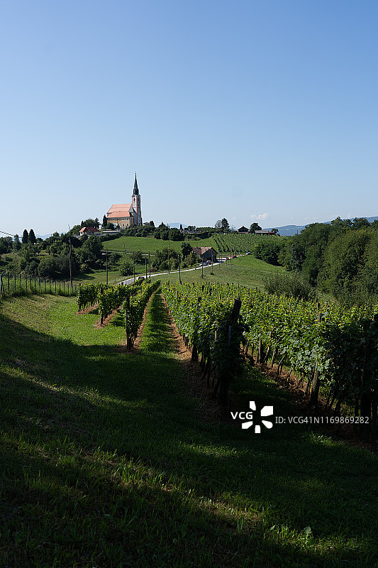 山丘上的教堂图片素材