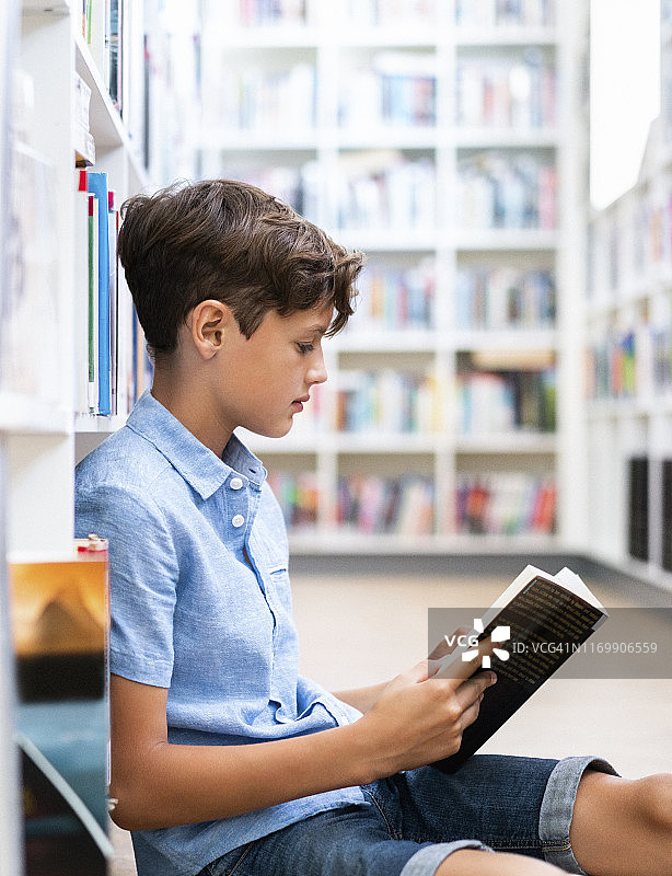 男学生在图书馆看书图片素材