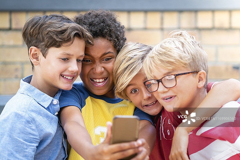 男性朋友用手机自拍图片素材