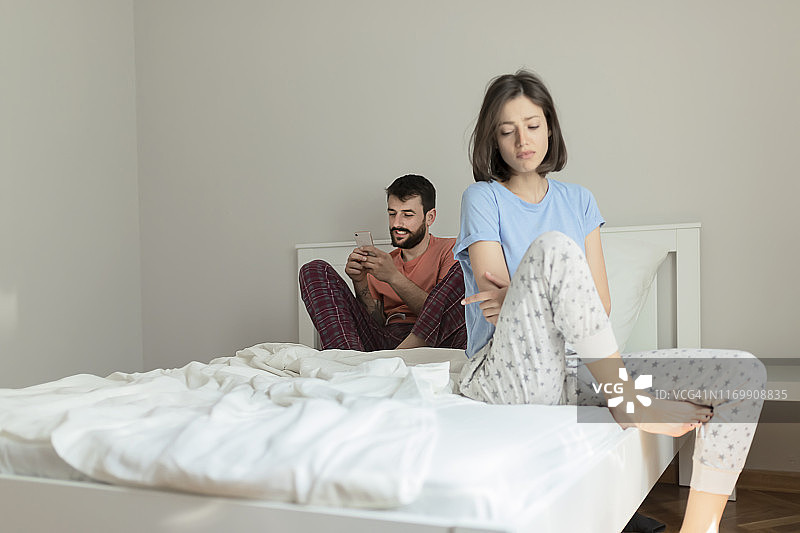 情侣存在技术成瘾问题图片素材