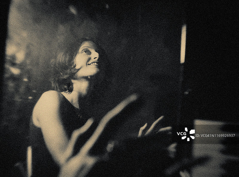 钢琴演奏者图片素材