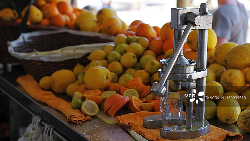 市场上的橙汁和柠檬汁（意大利伊斯基亚）图片素材