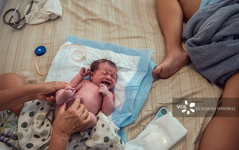 家庭分娩 - 新生儿检查图片素材
