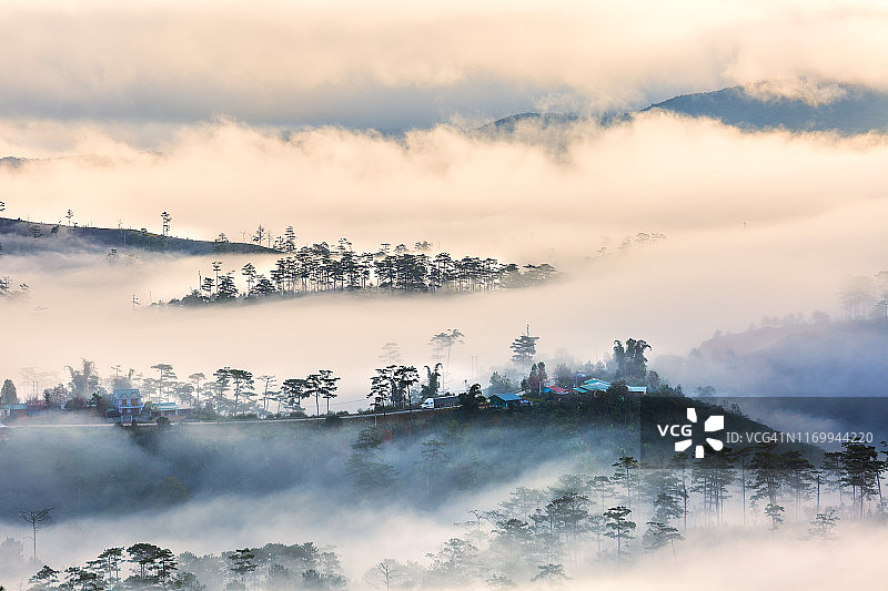 日出时山脉上雾气的柔和油画图片素材