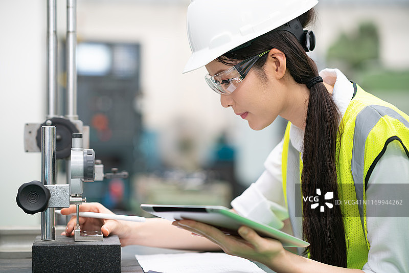 专业女工程师使用高精度测量工具检查金属零件的精度图片素材