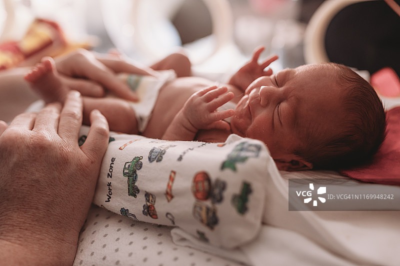 母亲在新生儿重症监护病房照顾早产儿图片素材