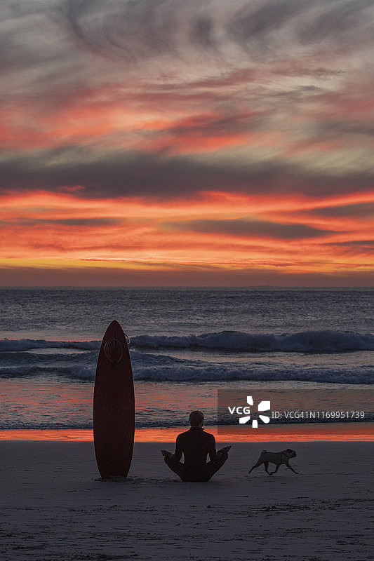 冲浪者在壮丽的天空下冥想-图片素材图片素材