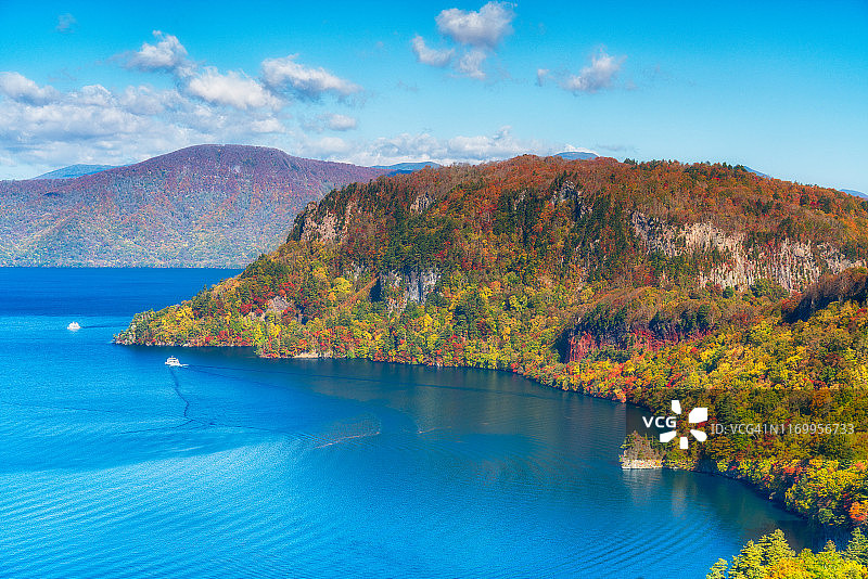秋季的十和田湖图片素材