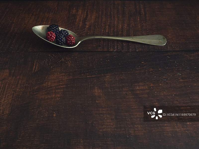 秋季水果：复古羊驼勺与红黑树莓图片素材