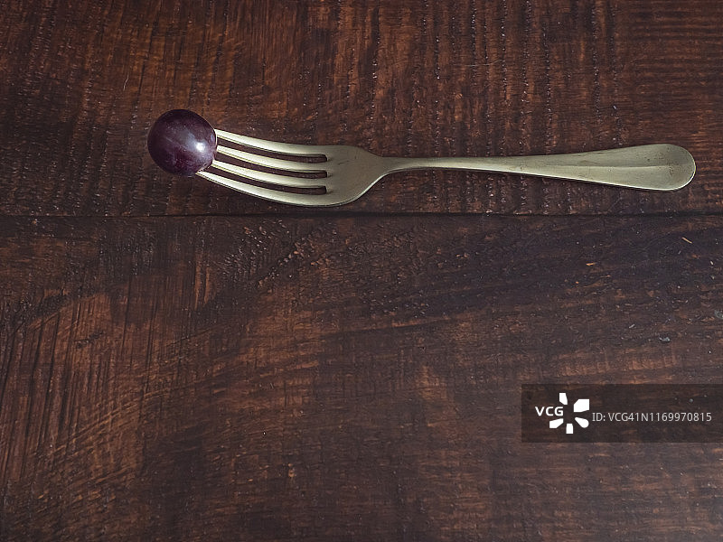 秋季水果：带刺黑葡萄的老式羊驼叉子图片素材