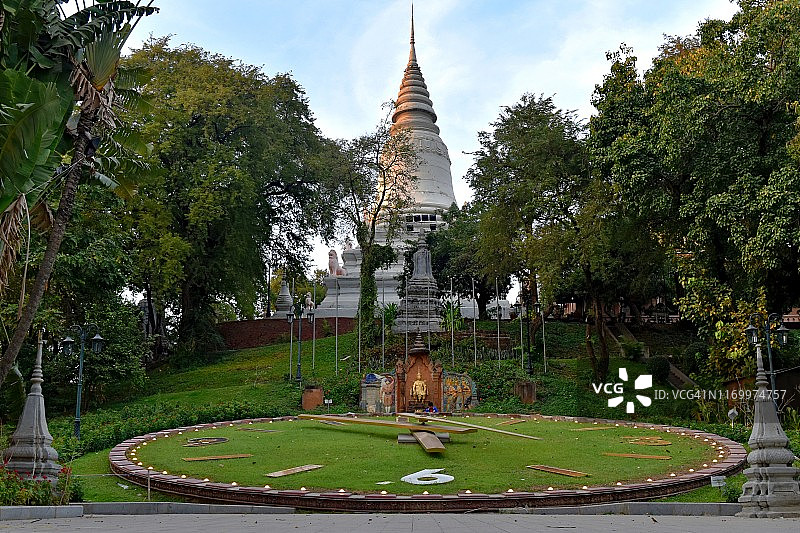 金边老挝寺佛塔和城市钟楼，柬埔寨图片素材