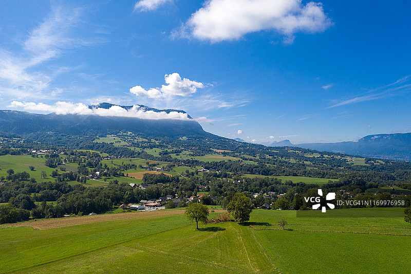航拍法国：阿尔卑斯山、布尔歇湖和博日山，圣乌尔斯图片素材