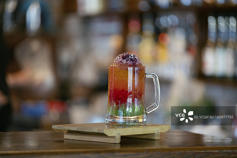 夏季彩虹分层鸡尾酒图片素材