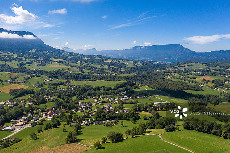 航拍法国：阿尔卑斯山、布尔歇湖和博日山，圣乌尔斯图片素材
