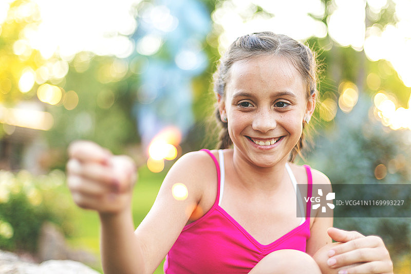 Z世代年轻女性在夏季假期玩烟花棒图片素材