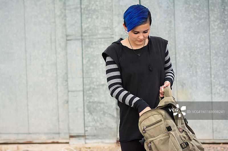 拿着打开的背包的15岁女孩图片素材