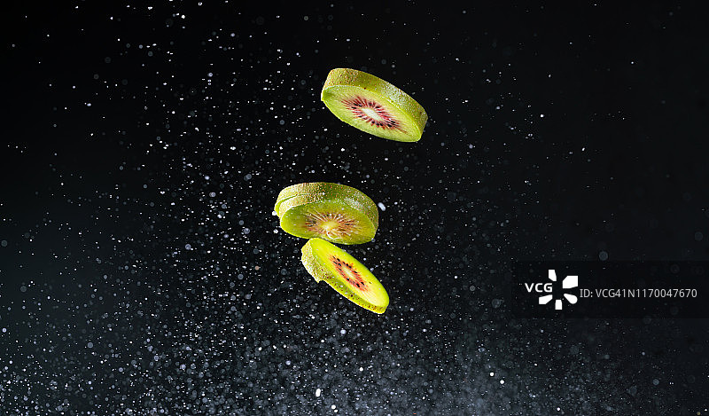 高速同步捕捉到的半空中跳舞的猕猴桃图片素材